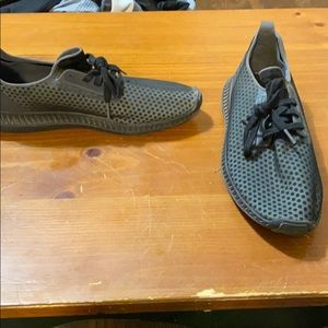 Under Armour men’s black shoes